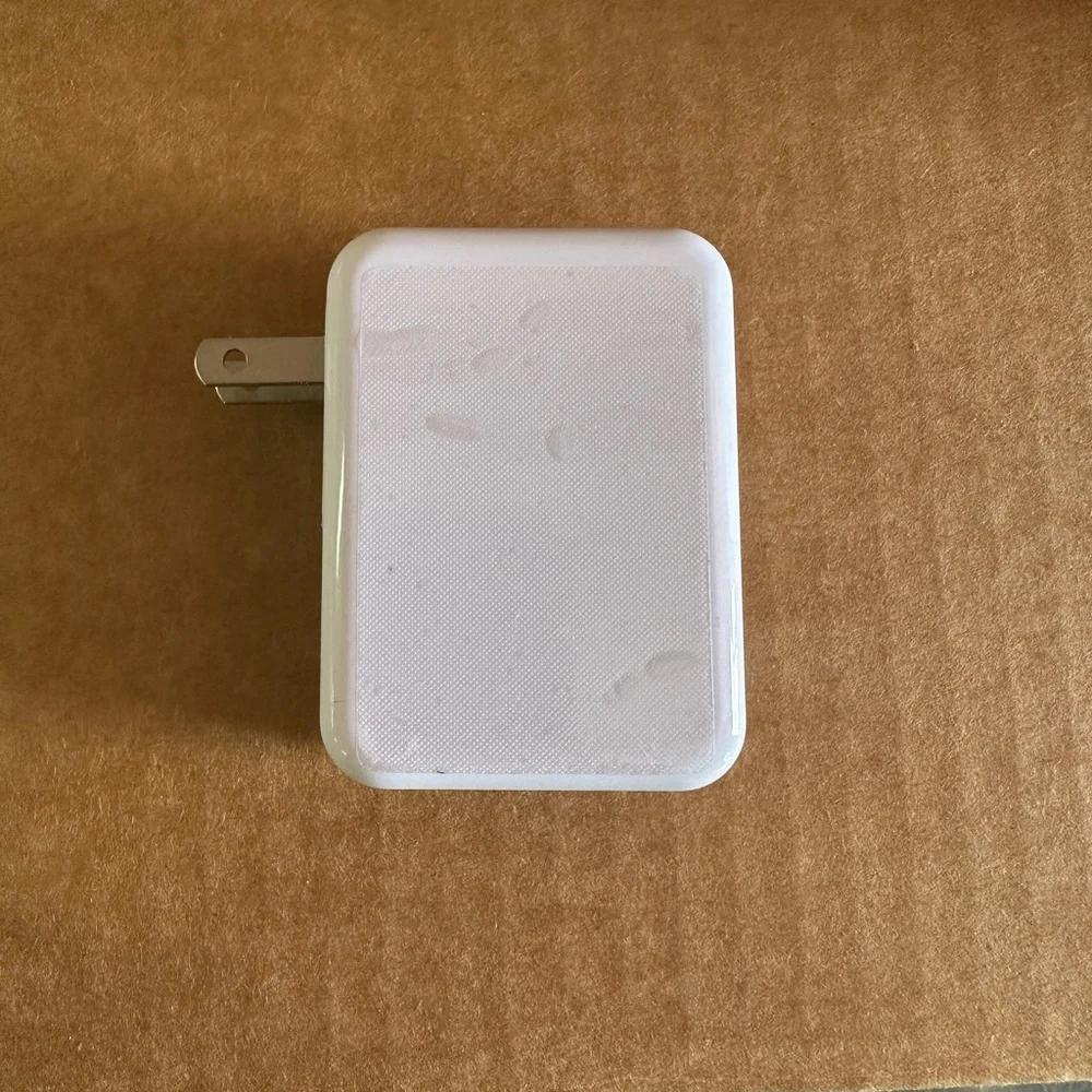 Adapter with 4 USB ports with foldable prongs